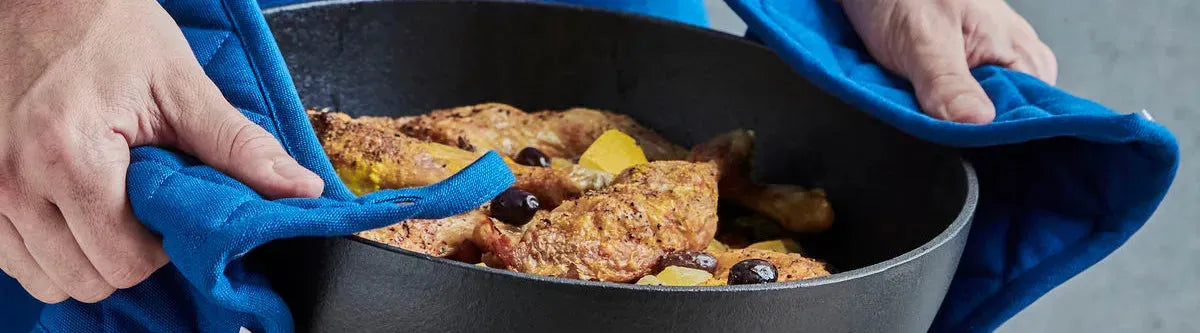 Exklusive Le Creuset Kollektion bei KAQTU – Hochwertige gusseiserne Töpfe, Bräter, Pfannen und Küchenaccessoires in lebendigen Farben wie Kirschrot, Ofenblau und Mattschwarz, bekannt für zeitloses Design und Langlebigkeit.