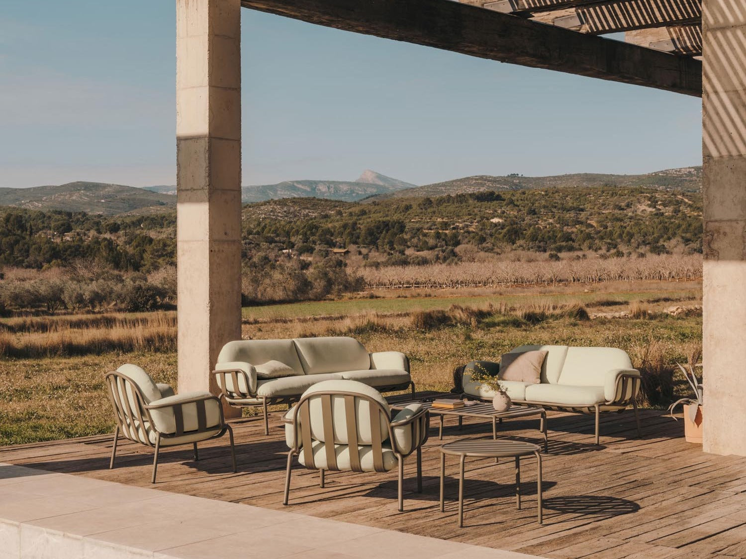 Elegantes Lounge Sofa in modernem Design, ideal für Garten und Terrasse, perfekt für entspannte Stunden im Freien.