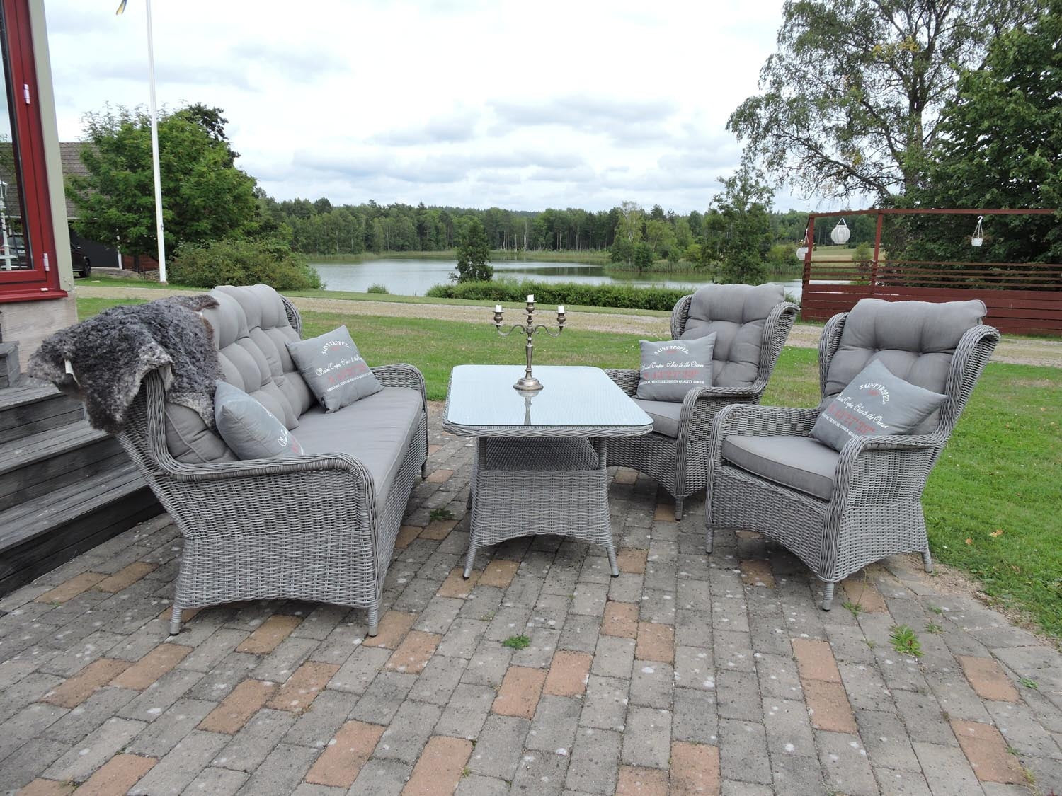 Entdecke unsere wetterfesten Loungesets für Garten & Terrasse. Komfortabel, pflegeleicht und perfekt für jeden Stil – ideal für entspannte Stunden im Freien!