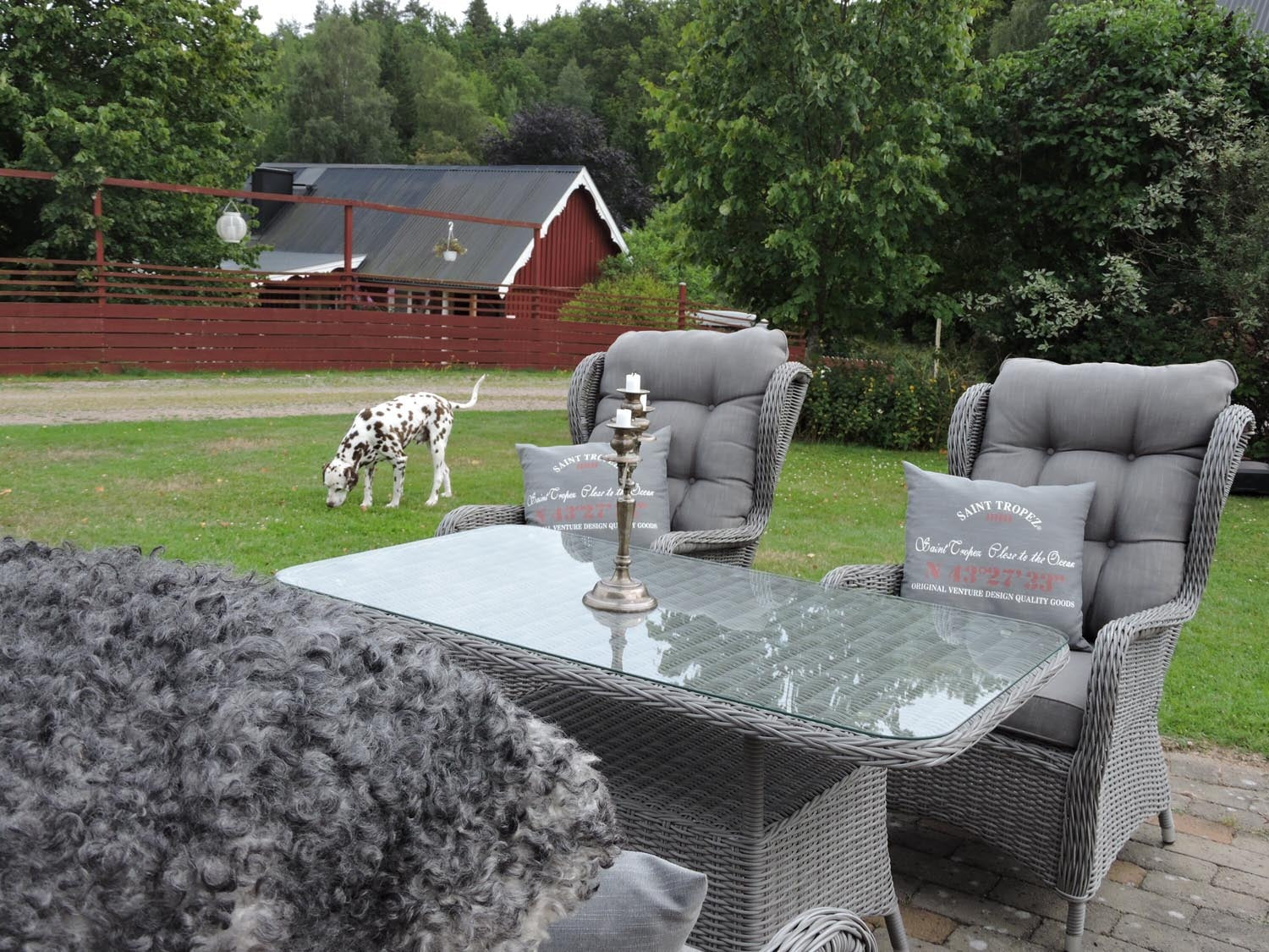 Elegantes Lounge-Set von Venture Home mit stilvollem Gartentisch, ideal für entspannte Stunden im Freien.