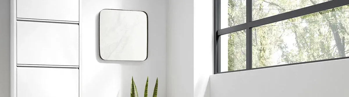Verschiedene hochwertige Master-lock Schlösser aus der KAQTU Kollektion, präsentiert auf einem stilvollen Hintergrund, der Sicherheit und Eleganz vereint.