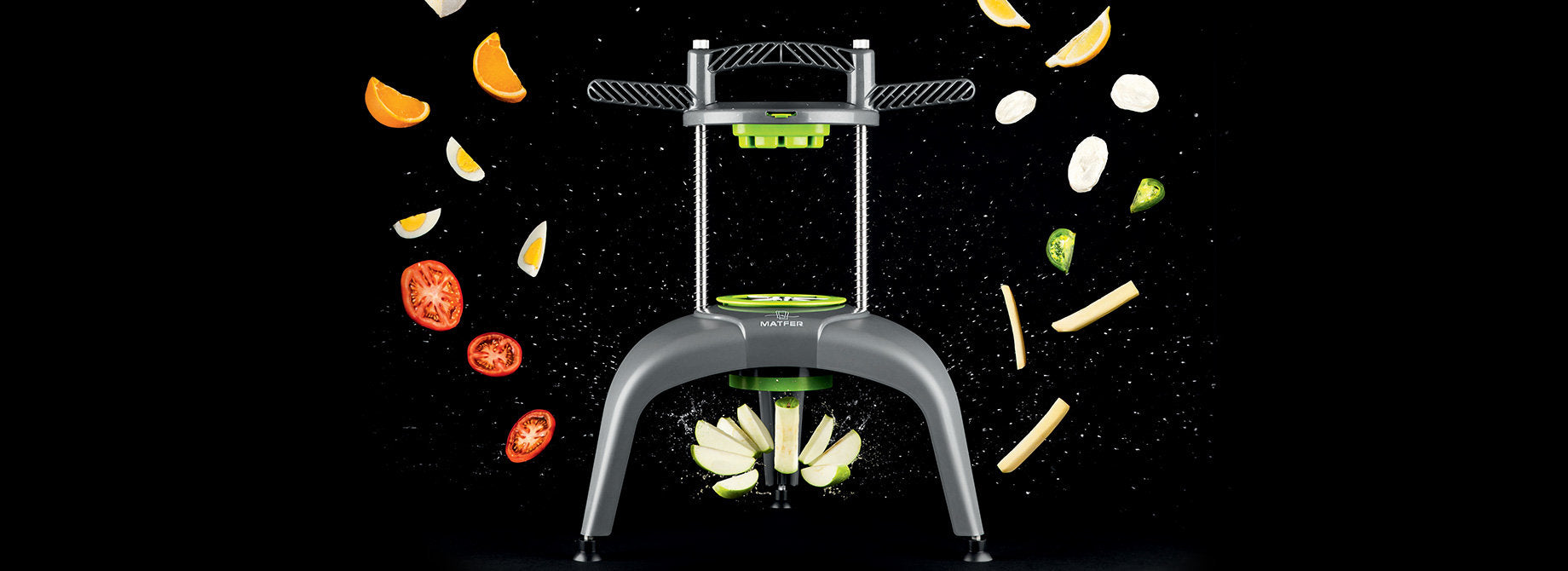 Schneidemaschine mit verschiedenem Gemüse auf einem schwarzen Hintergrund