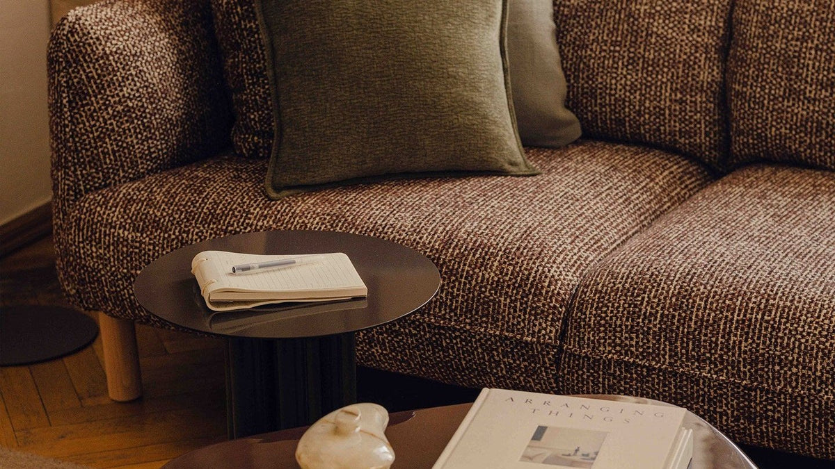 Ada Sofa von Micadoni mit geschwungener Form, Velours-Bezug in Mandel beige und Beinen aus Buchenholz