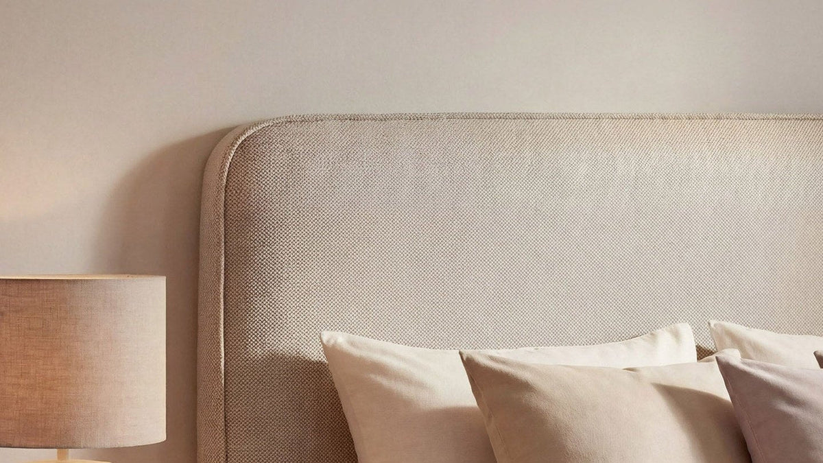 Kopfteil Jamie von Micadoni mit multicolor Strukturstoff hinter einem Doppelbett im Schlafzimmer