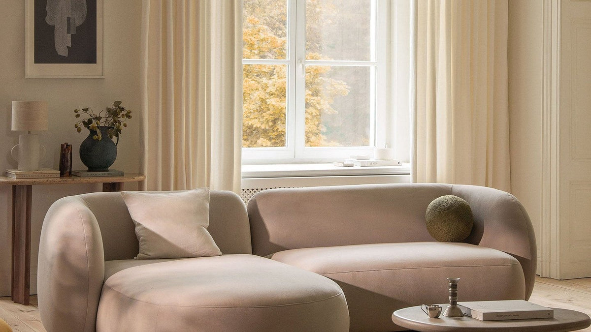 Modulares Kate Sofa von Micadoni mit strukturiertem Bouclé-Bezug im Wohnzimmer