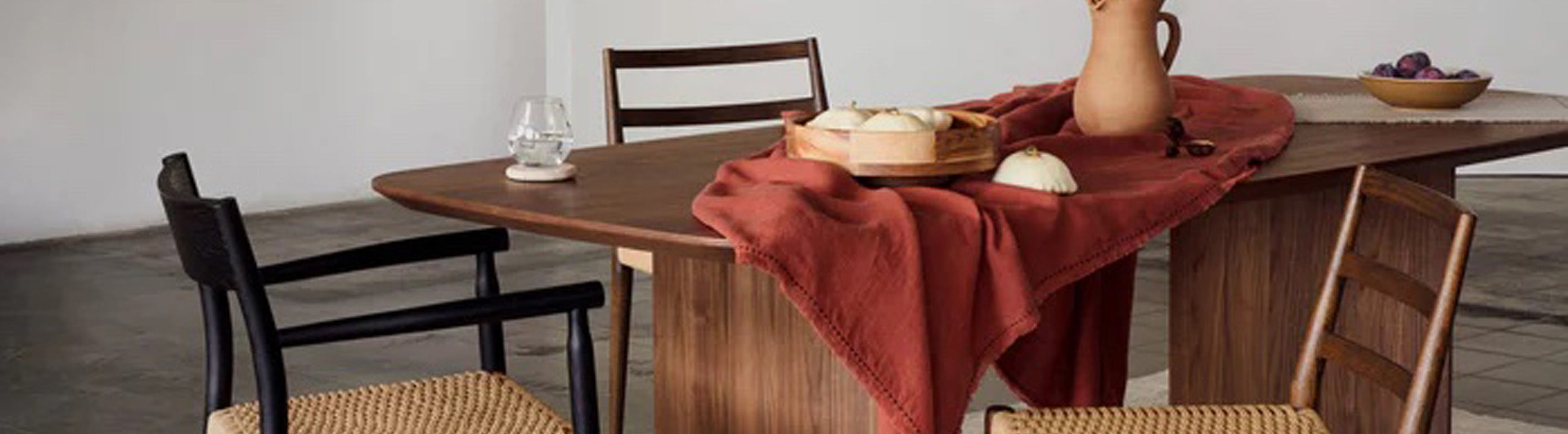 Der Bassholmen Tisch von Vind ist der perfekte Tsich für dein Esszimmer. Schön und erst noch eine gute Preis Leistung.