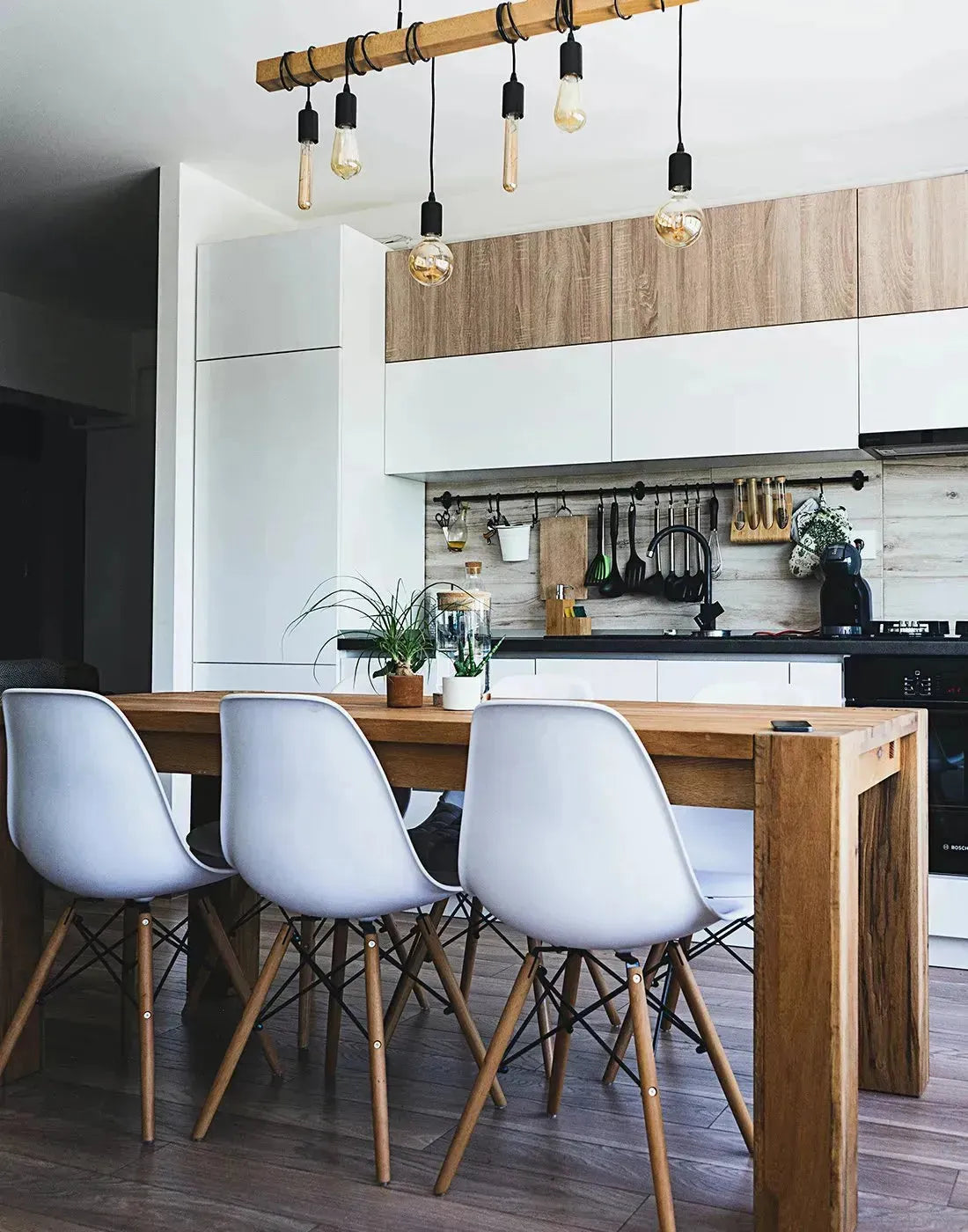 Esszimmer mit stilvoller Einrichtung: Moderner Esstisch, bequeme Esszimmerstühle, dezente Beleuchtung und harmonische Accessoires in einem zeitlosen Design.