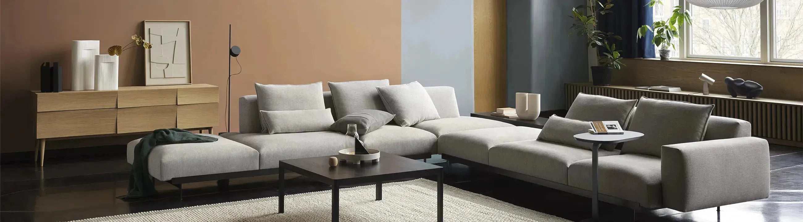 Modulares Sofa in modernem Design mit flexiblen Elementen, die individuell kombiniert werden können, präsentiert in einem stilvollen Wohnambiente.