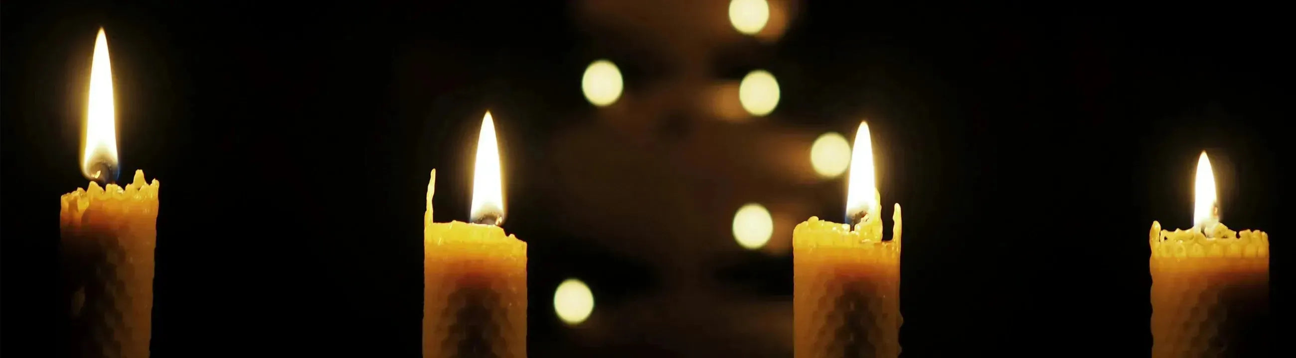 Luxuriöse Duftkerzen und Raumdüfte der Illume Kollektion, stilvoll arrangiert in einem modernen, harmonischen Ambiente mit natürlichen Materialien und warmem Licht.