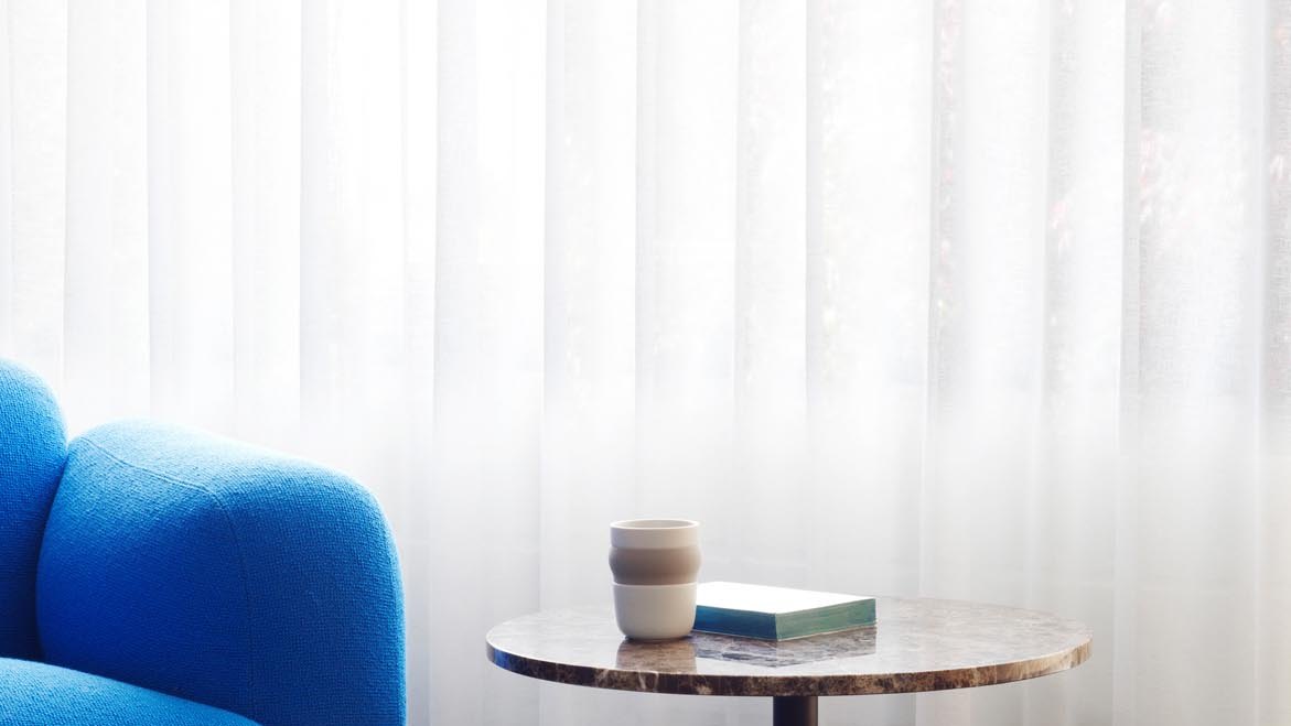 Runder Lunar Couchtisch von Normann Copenhagen mit Aluminiumgestell und Tischplatte aus Eiche im Wohnzimmer