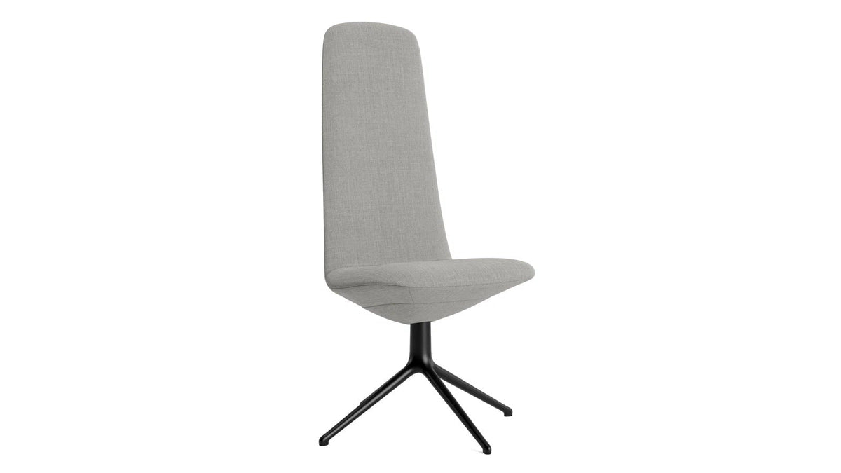 Off Armchair von Normann Copenhagen mit Remix-Bezug und Aluminium-Drehgestell in einem modernen Arbeitsbereich