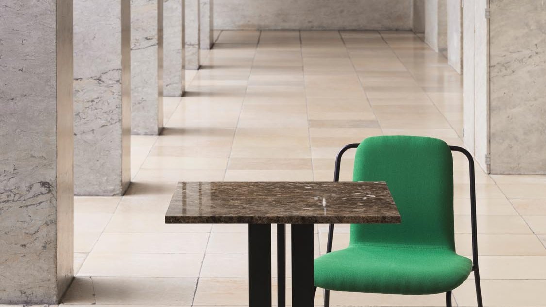 Scala Esstisch von Normann Copenhagen mit runder Platte und Gestell aus vier säulenförmigen Beinen