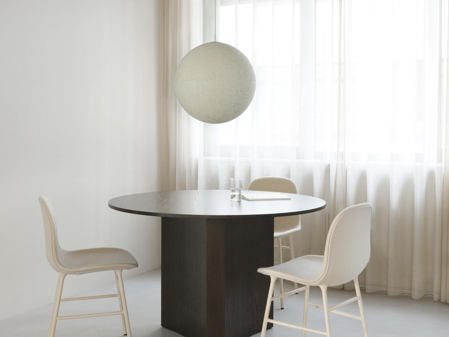 Elegante Normann Copenhagen Leuchte in modernem Design, ideal für stilvolle Innenräume und stimmungsvolle Beleuchtung.