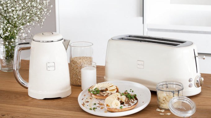 NOVIS Iconic Line Wasserkocher, Toaster und Blender in Weiss, Schwarz, Rot, Neomint und Creme auf einer Küchenablage