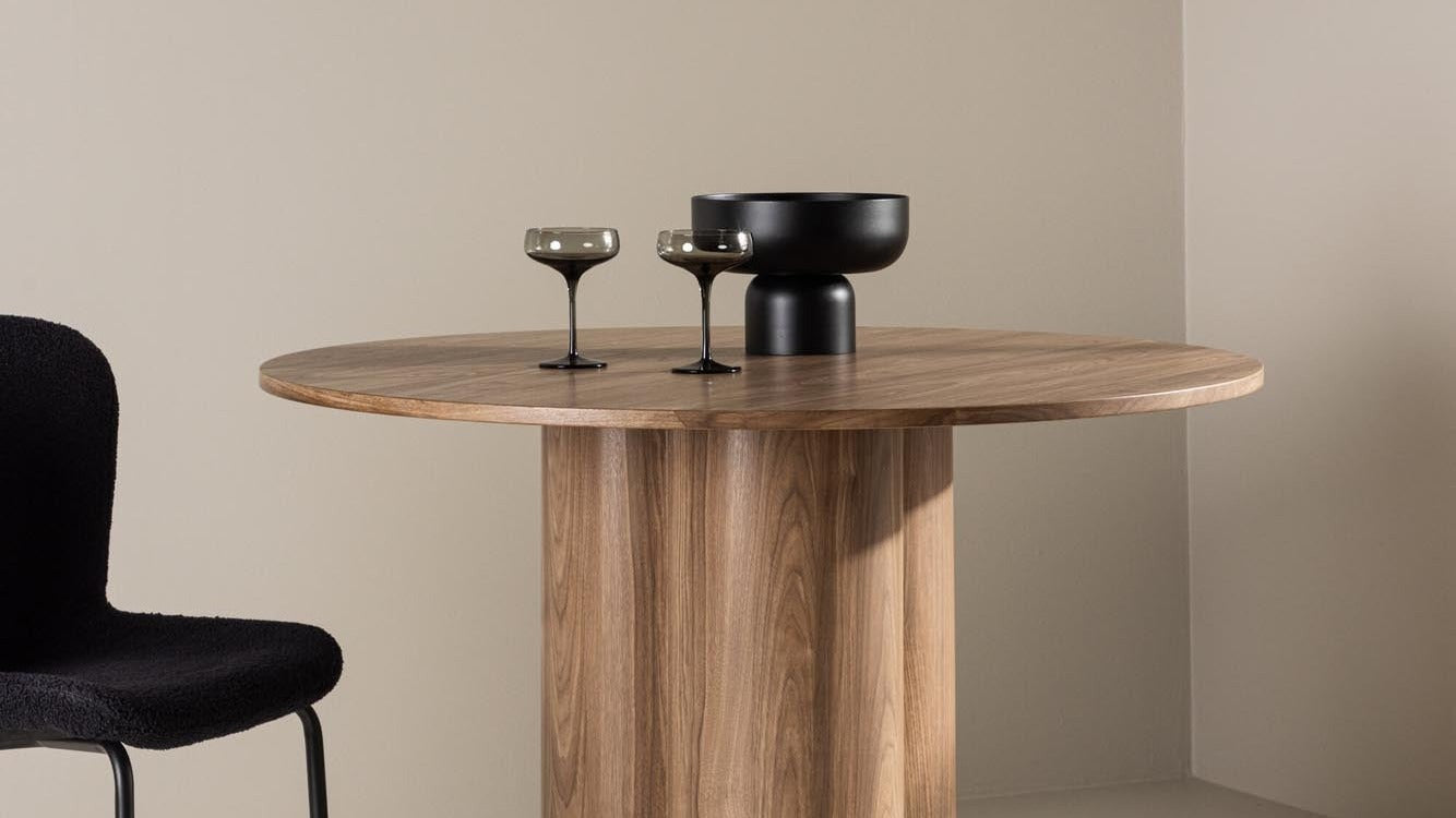 Elegante Tische der Olivia-Serie von Venture Home: moderne Wohnzimmer-Tische in Holz-/Lack-Varianten, vielseitig, zeitloses Design.