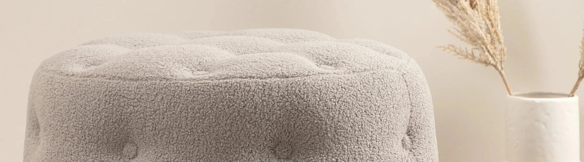 Stilvolle Ottomanen, Hocker und Poufs in verschiedenen Farben und Designs, präsentiert in einem modernen Wohnambiente.
