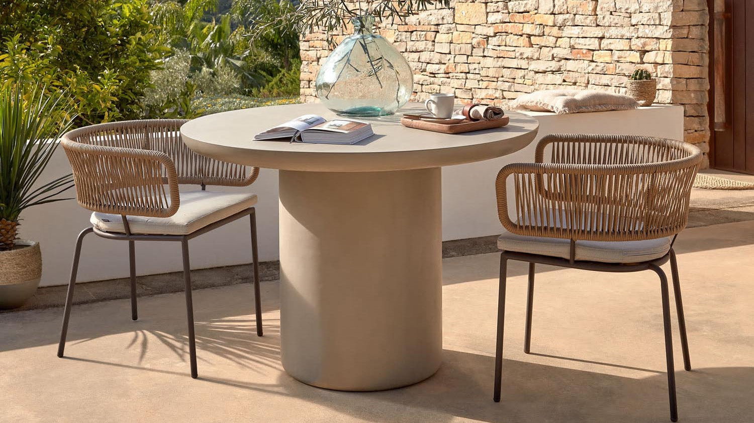Entdecke unsere stilvollen Outdoor Möbel und Accessoires für deinen Garten. Hochwertige Teak- und Akazienholz-Möbel, Grills und Feuerschalen warten auf dich!