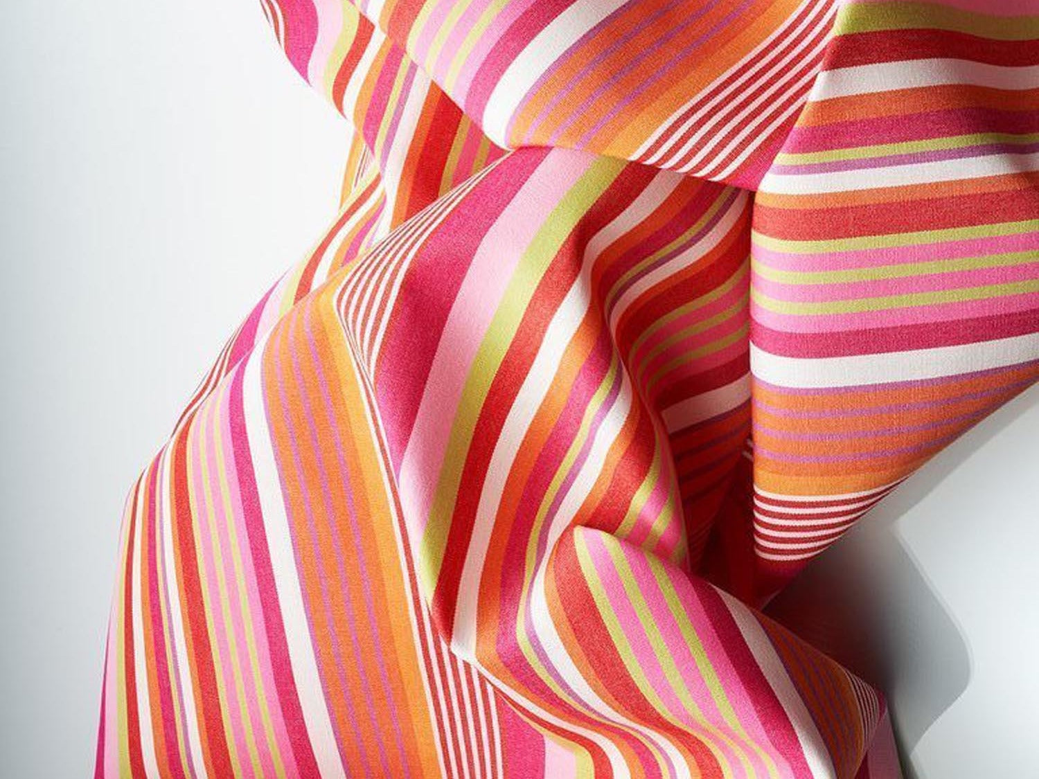 Entdecke stilvolle Outdoor-Vorhänge von KAQTU für Sicht- und Sonnenschutz. Hochwertige, wetterfeste Stoffe für elegantes Ambiente im Freien.