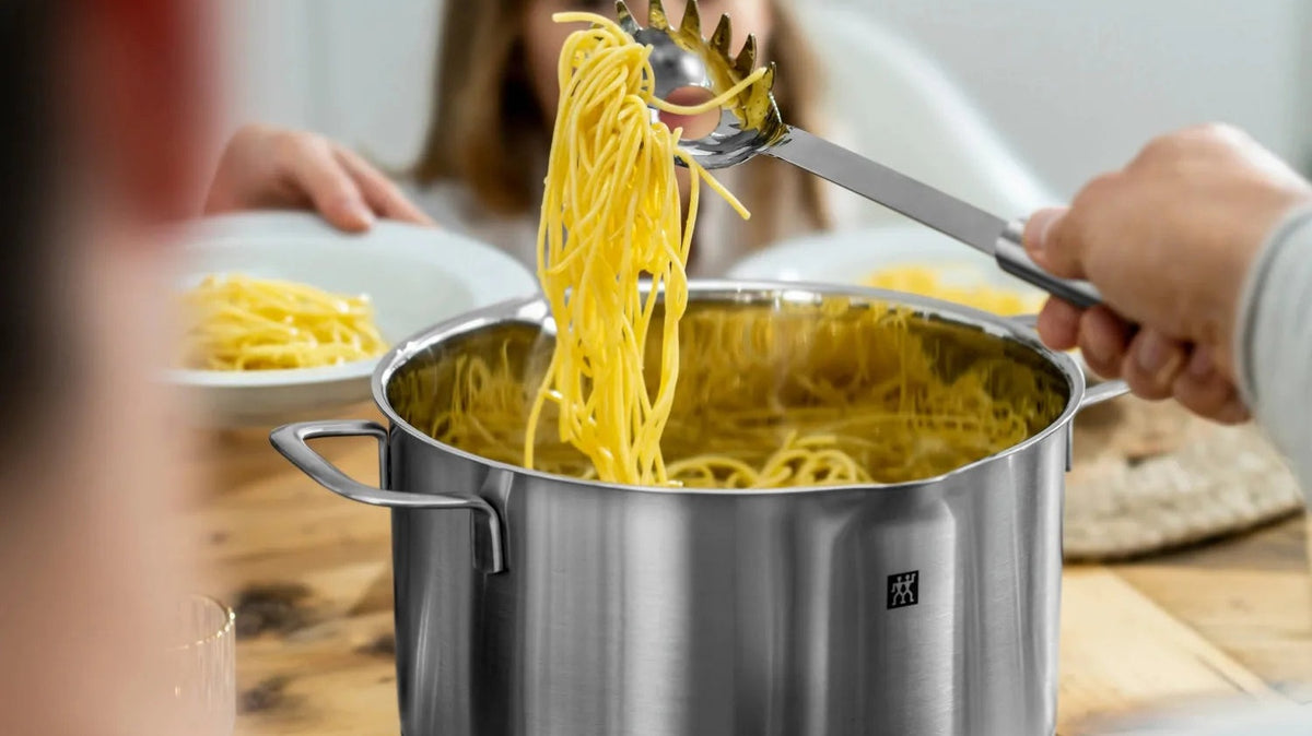 Stilvolle Pastalöffel aus Edelstahl mit minimalistischer Optik, langlebig, spülmaschinenfest und perfekt für moderne Küchen und Pasta-Liebhaber.