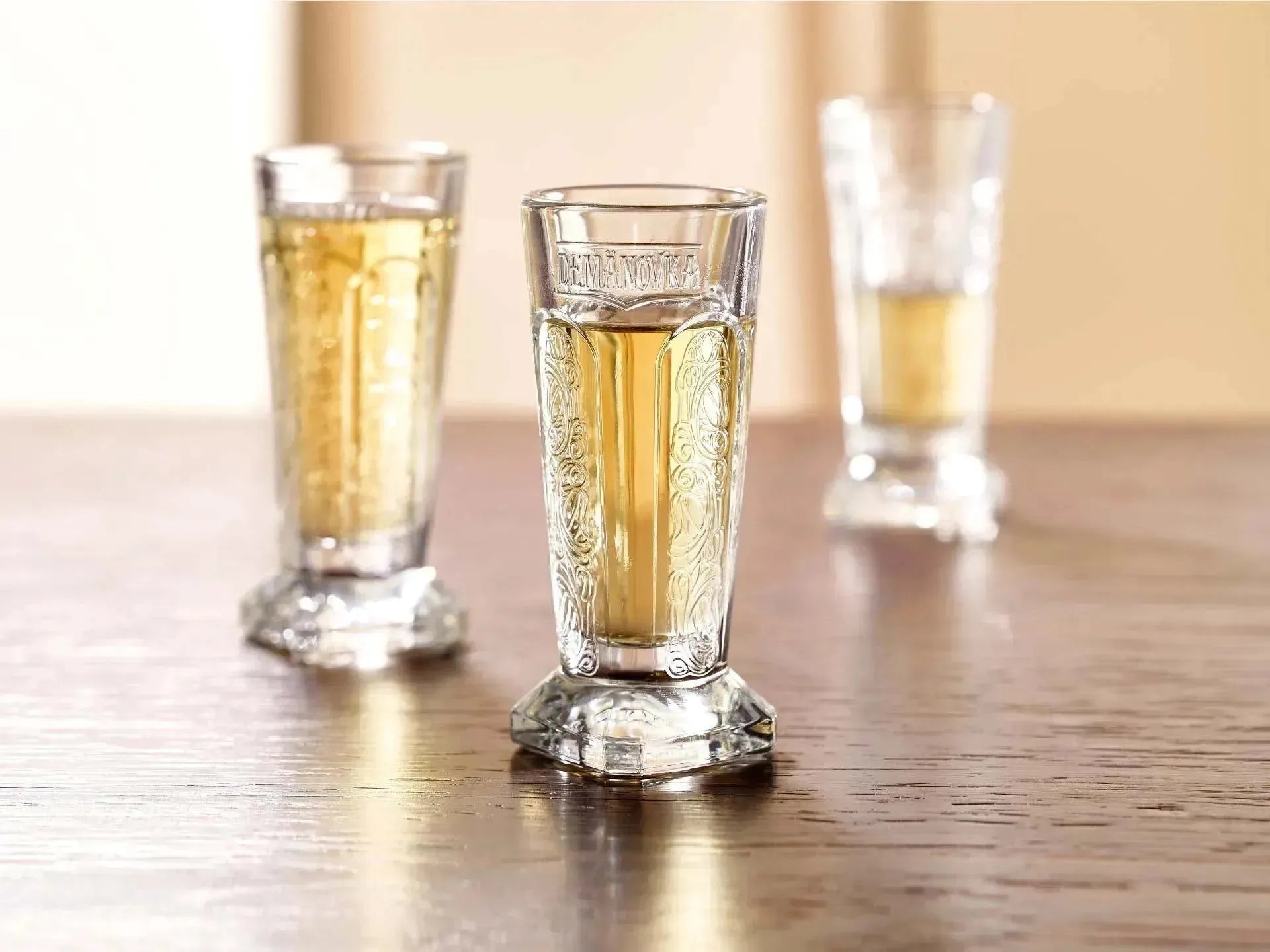 Rastal Gläser Kollektion: Hochwertige Bier- und Weingläser in elegantem Design, präsentiert auf einem stilvoll gedeckten Tisch.