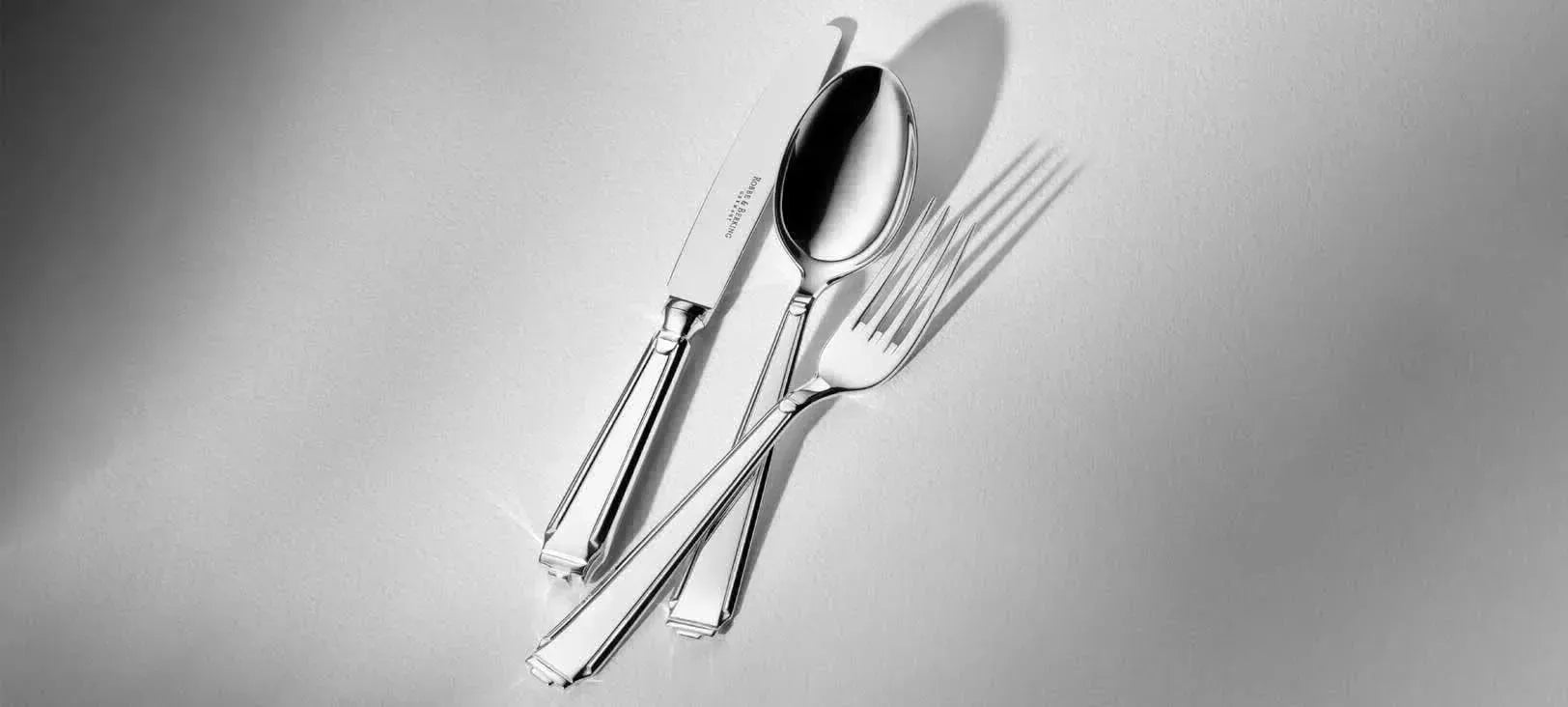 Luxuriöse Silberwaren der Robbe & Berking Kollektion, präsentiert auf einem stilvoll gedeckten Tisch mit elegantem Besteck und Accessoires aus hochwertigem Silber.