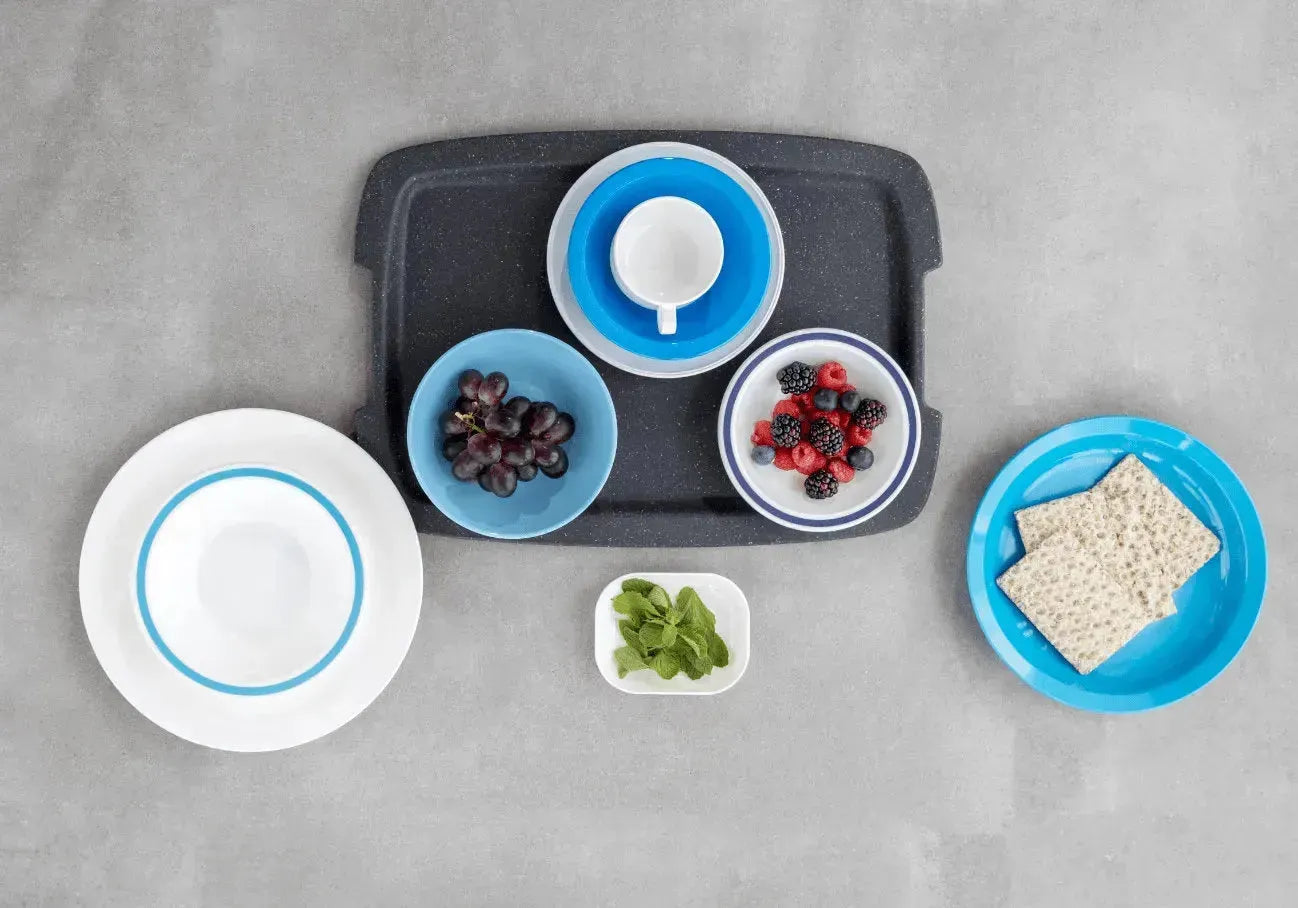 Elegante Tischkultur mit der Roltex Kollektion von KAQTU: Hochwertige Tabletts, Schalen und Bestecke aus robustem Melamin in stilvollem Design, ideal für private und professionelle Anlässe.