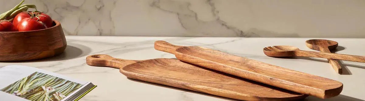 Traditionelle RÖMERTOPF Keramikprodukte von KAQTU, präsentiert in einer modernen und stilvollen Anordnung, ideal für gesundes und schmackhaftes Kochen.