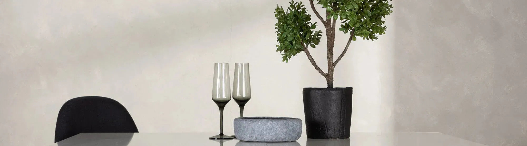 Elegante Royal-leerdam Gläser aus klarem, brillantem Glas, stilvoll arrangiert, die zeitlose Handwerkskunst und modernes Design vereinen.