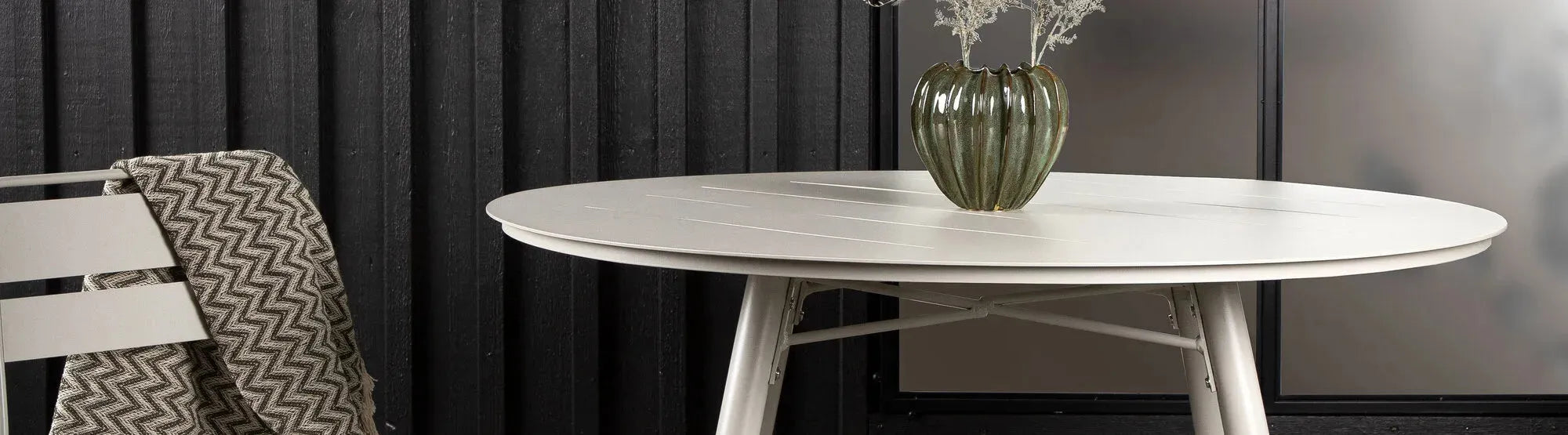 Runde Gartentische in elegantem Design, präsentiert in einem stilvollen Aussenbereich, gefertigt aus hochwertigen Materialien wie Teakholz, Metall und Kunststoff, ideal für Garten, Terrasse oder Balkon.