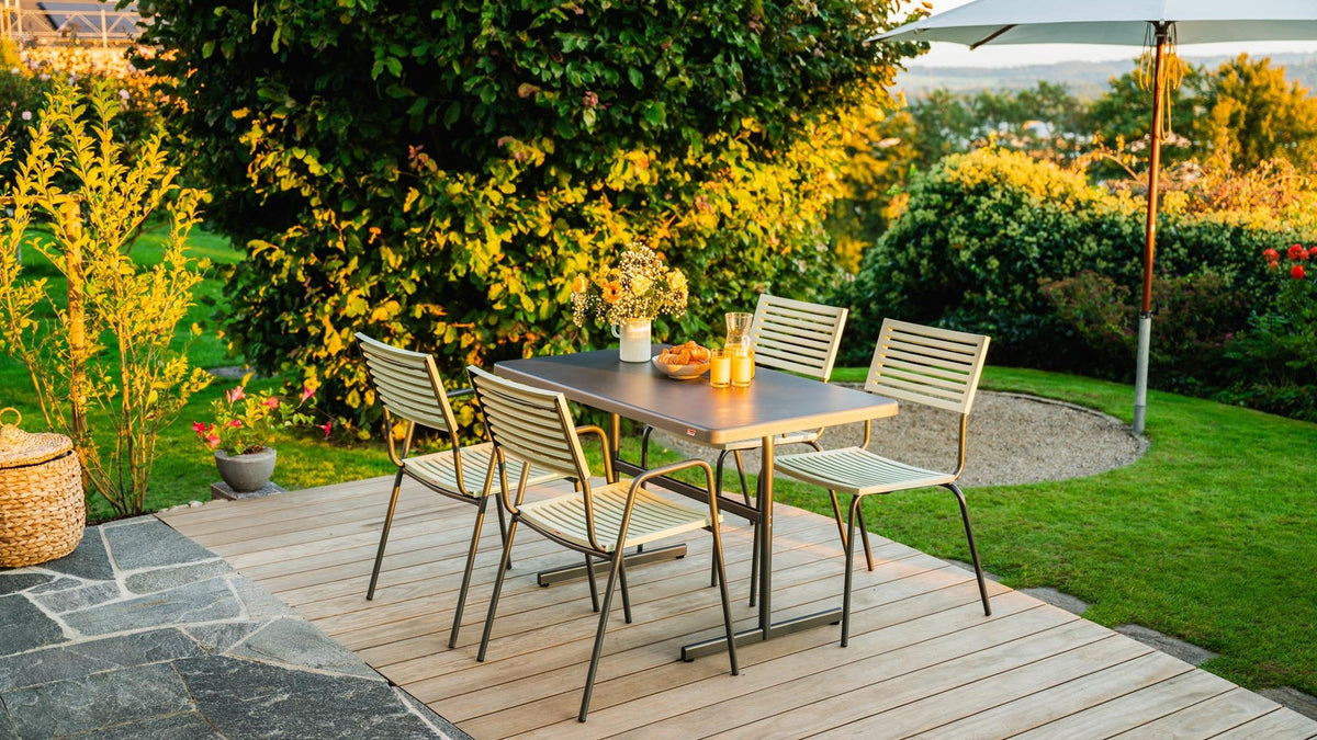 Schaffner Bodensee Glasfaser-Gartentisch mit Lamello-Gartenstühlen auf einer Terrasse