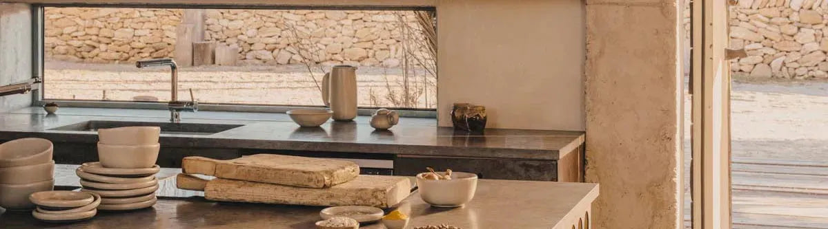 Elegante Mode aus der SCHNEIDER Kollektion von KAQTU: Ein stilvoller, maßgeschneiderter Anzug aus hochwertigen Materialien, präsentiert in einem minimalistischen und modernen Setting.
