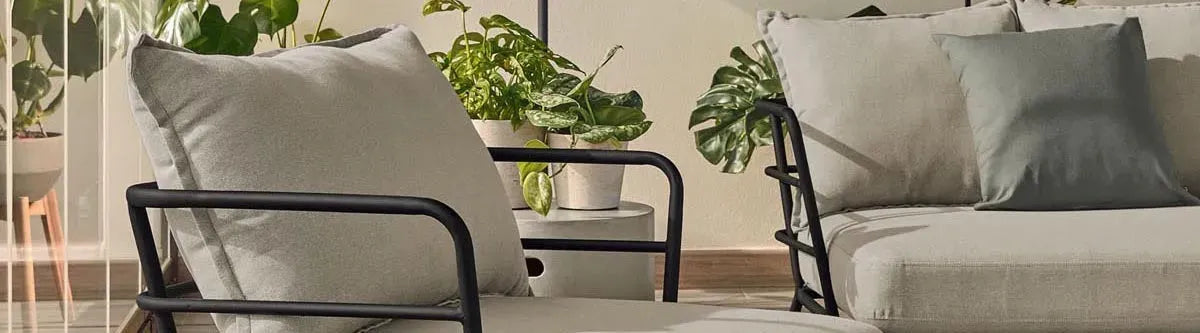 Vielseitige Sessel mit austauschbaren Bezügen in verschiedenen Farben und Mustern, stilvoll arrangiert in einem modernen Wohnraum.