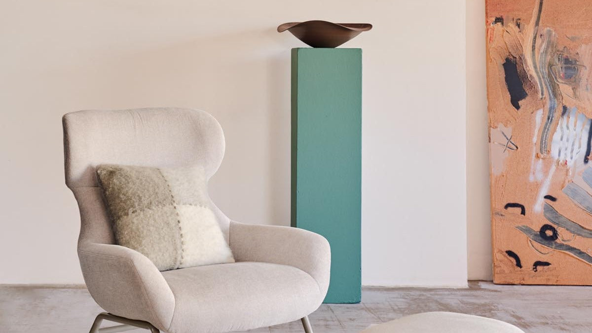 Eleganter Kave Home Sessel in modernem Design, gepolstert mit stilvollem Stoff und Holzbeinen, ideal für jedes Wohnzimmer.