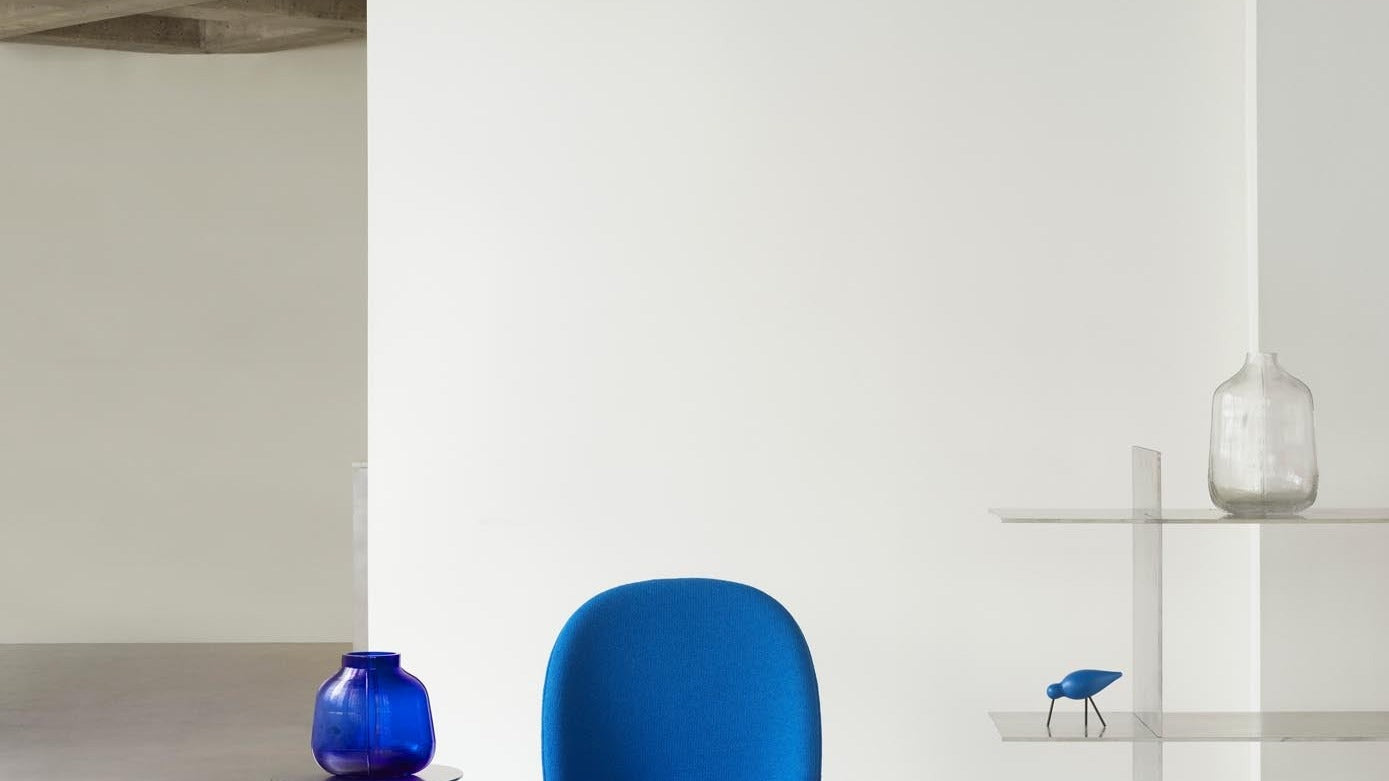 Eleganter Normann Copenhagen Sessel in sanften Farben, ideal für modernes Wohndesign und stilvolle Akzente.