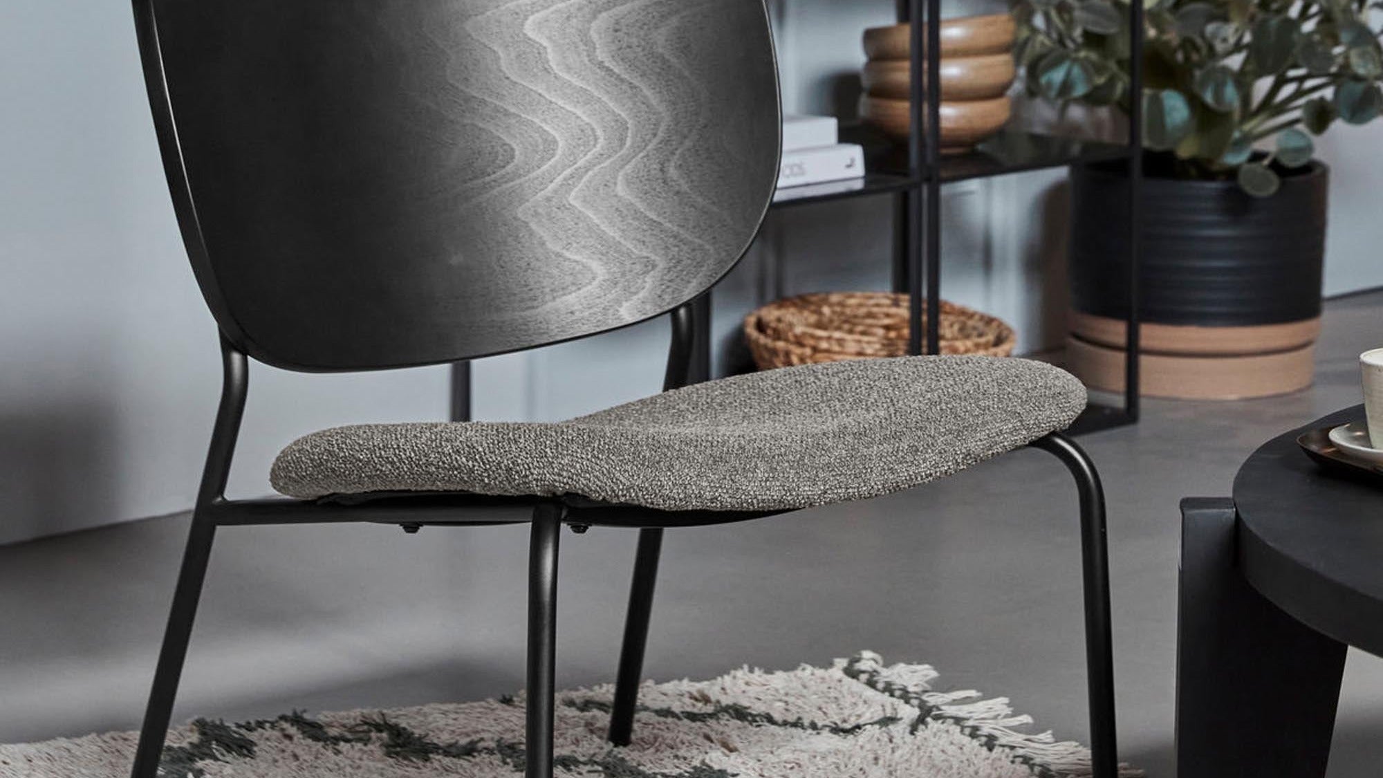 Eleganter House Doctor Sessel in sanften Farben, ideal für stilvolle Wohnräume und gemütliche Entspannung.