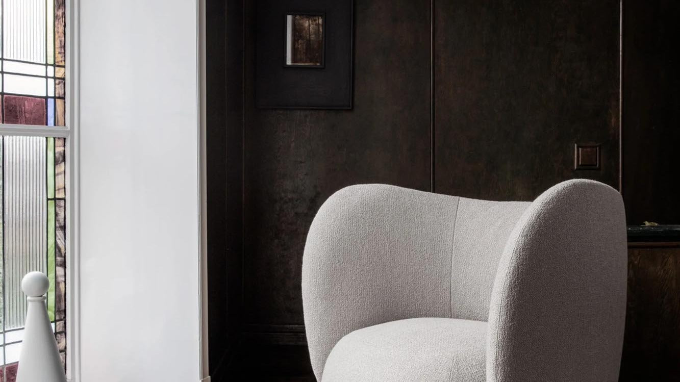 Eleganter Ferm Living Sessel in sanften Farben, ideal für stilvolle Wohnräume und gemütliche Entspannung.