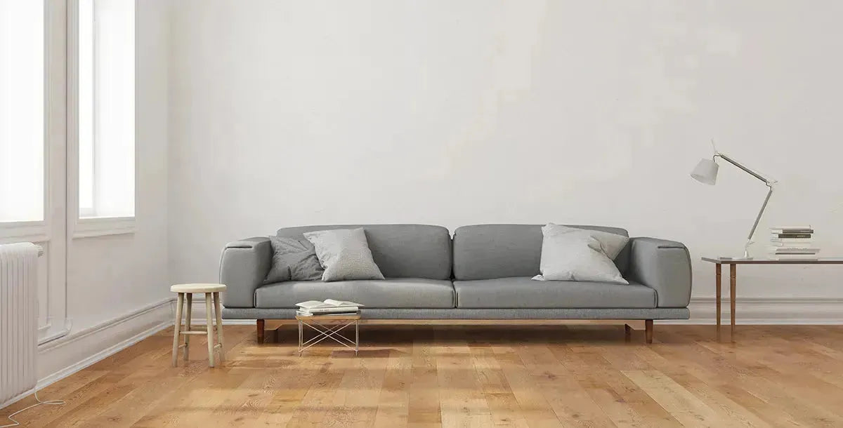 Minimalistisch eingerichtetes Wohnzimmer mit klaren Linien, schlichten Möbeln und dezenten Accessoires in neutralen Farben.