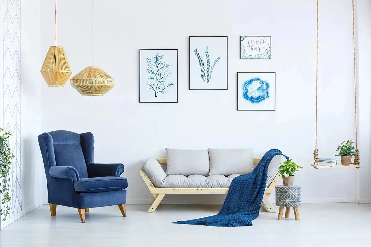 Maritime Einrichtung mit blau-weißen Möbeln und Accessoires, die ein sommerliches Strandflair und den Charme eines Hauses am Meer vermitteln.
