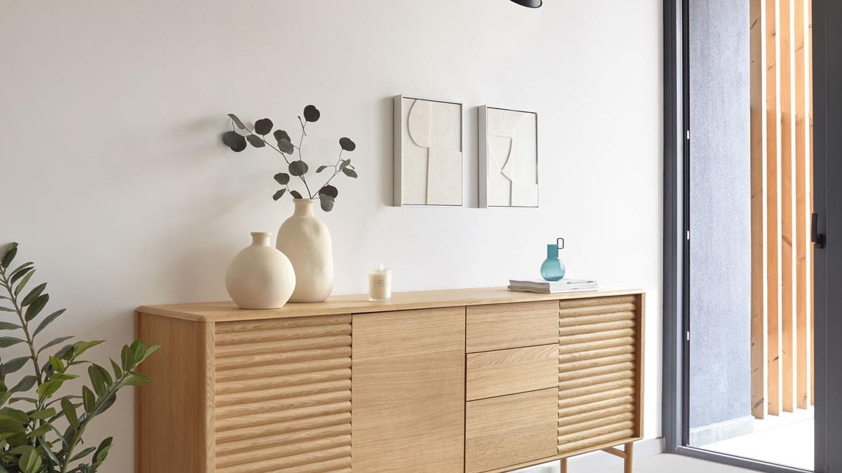 Elegantes Sideboard aus Holz mit modernen Linien, ideal für stilvolle Wohnräume und funktionale Aufbewahrung.