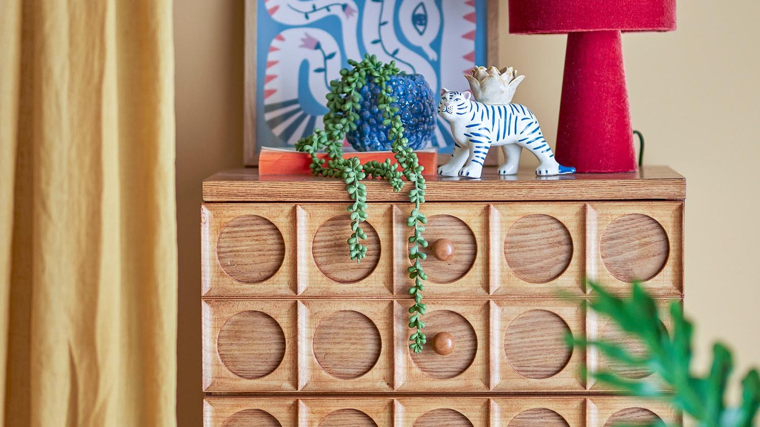 Elegantes Bloomingville Sideboard aus Holz mit minimalistischer Ästhetik und stilvollen Details für jedes Zuhause.