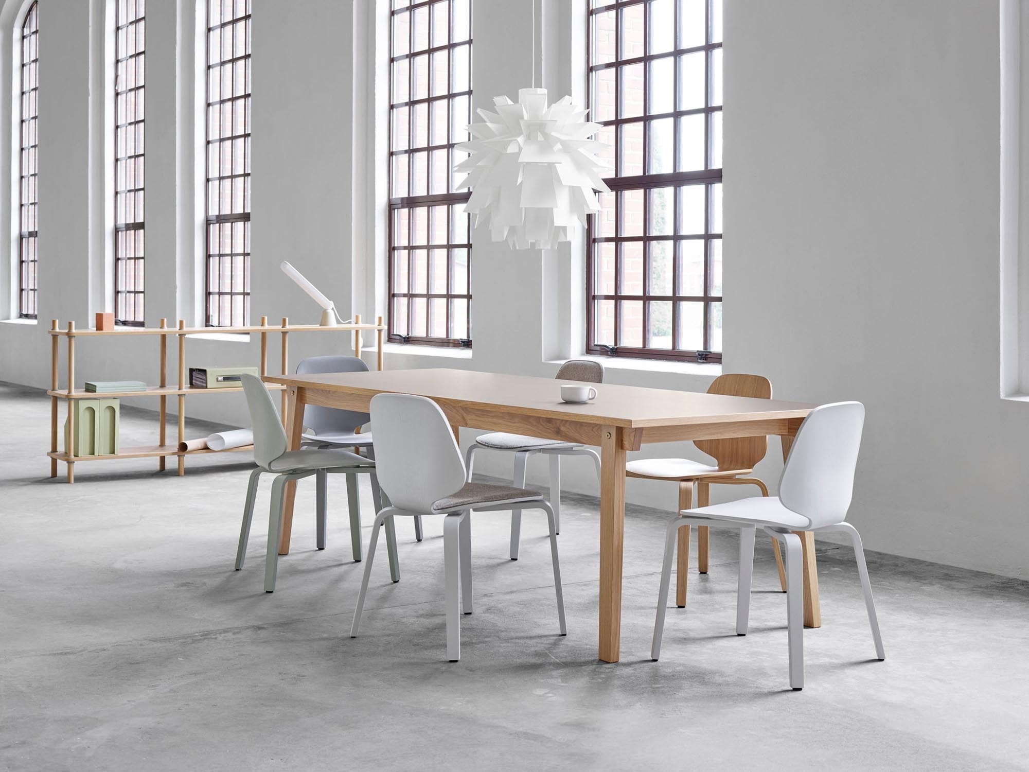 Entdecken Sie die Slice Serie von Normann Copenhagen: skandinavische Tische aus Eichenfurnier, ideal für Esszimmer und Home-Office.