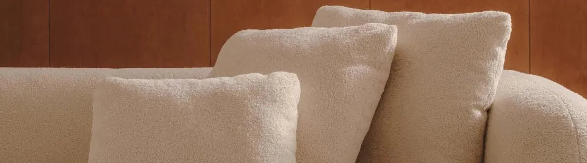 Vielseitiges Sofa mit austauschbaren Bezügen in modernem Design, präsentiert in einem stilvoll eingerichteten Wohnzimmer.