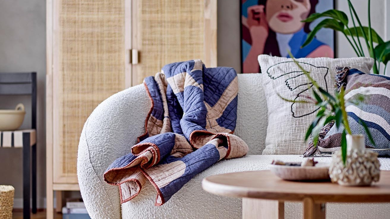 Elegantes Bloomingville Sofa in sanften Farben, ideal für stilvolle Wohnräume und gemütliche Entspannung.