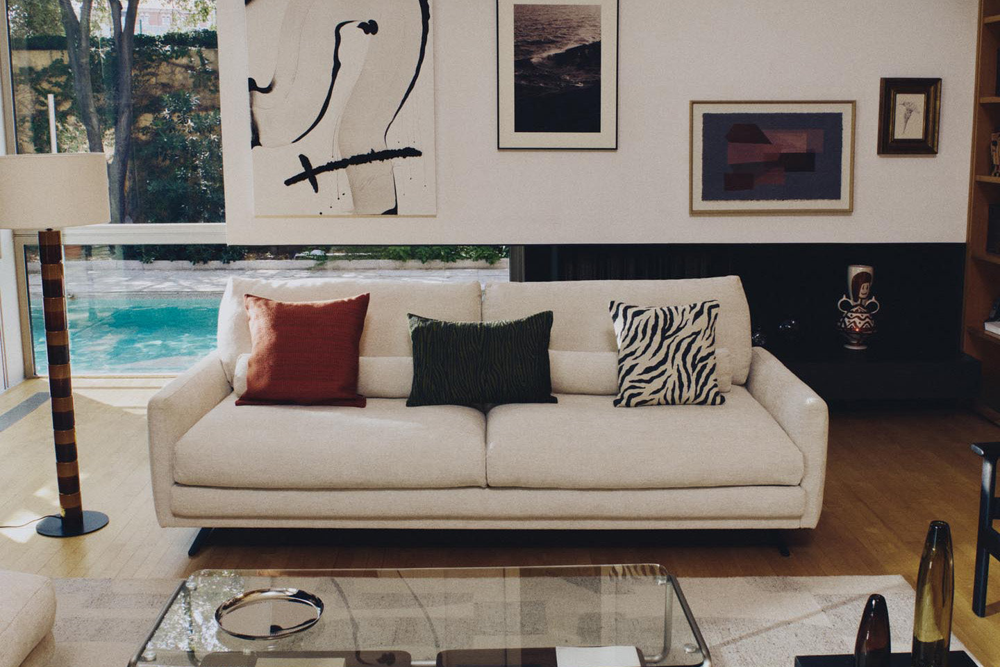 Elegantes Kave Home Sofa in modernem Design, ideal für stilvolle Wohnräume und gemütliche Entspannung.