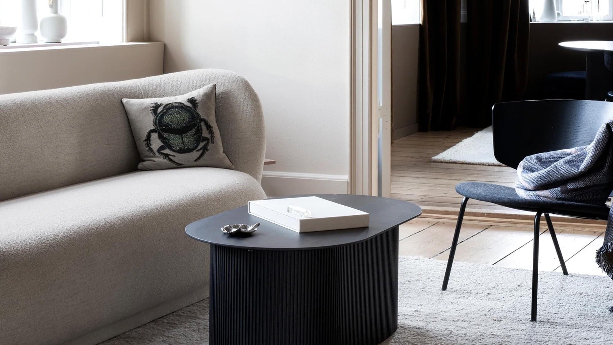 Elegantes Ferm Living Sofa in sanften Farben, modernes Design, ideal für stilvolle Wohnräume und Gemütlichkeit.