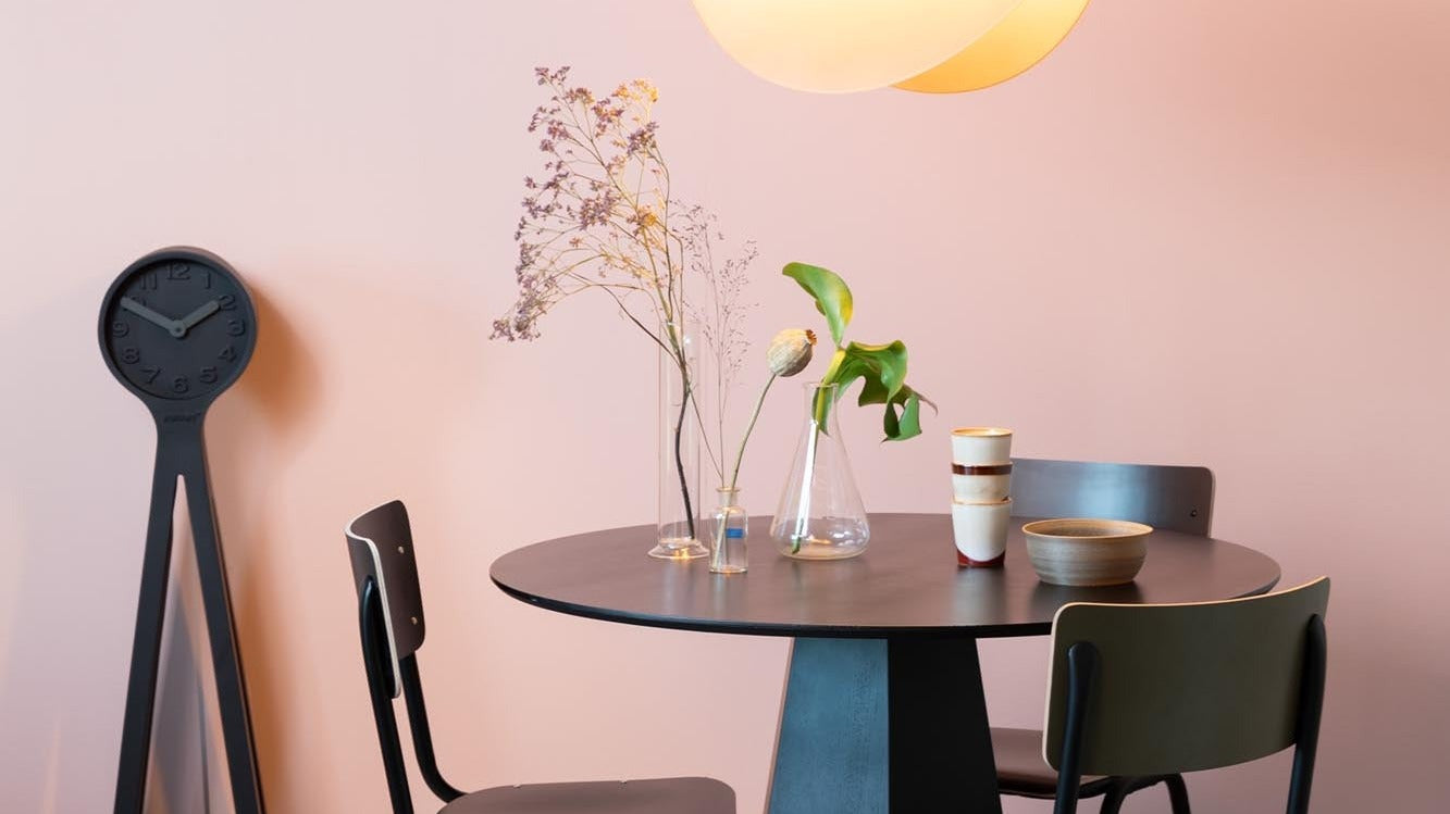 Entdecken Sie unsere vielseitigen stapelbaren Bar- und Esszimmerstühle, die Funktionalität und Stil vereinen. Ideal für jeden Raum!