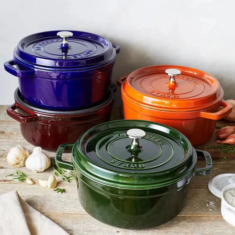 Elegante Möbelkollektion "Staub" von KAQTU – stilvoll eingerichteter Raum mit hochwertigen Möbelstücken in natürlichen, dezenten Farbtönen, die Eleganz und Funktionalität vereinen.