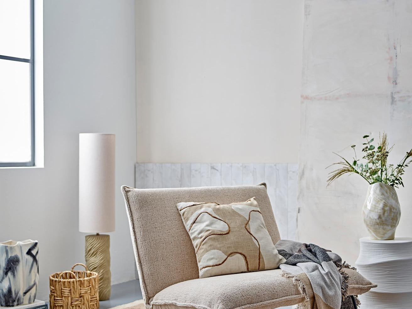 Elegante Stehlampe in Weiß mit modernem Design, ideal für stilvolle Wohnräume und gemütliche Beleuchtung.