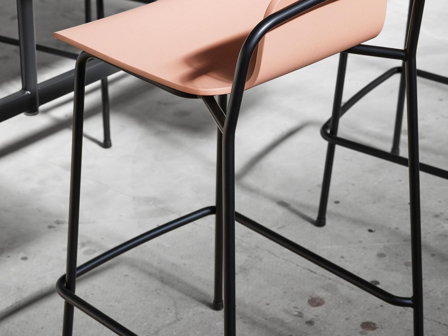 Entdecke die eleganten Stühle der Studio Kollektion von Normann Copenhagen. Skandinavisches Design, hohe Ergonomie und vielseitige Farben für jeden Raum.