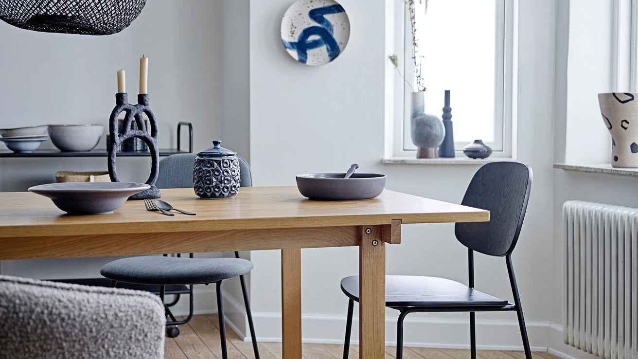 Eleganter Bloomingville Stuhl in sanften Farben, ideal für stilvolle Wohnräume und gemütliche Essbereiche.